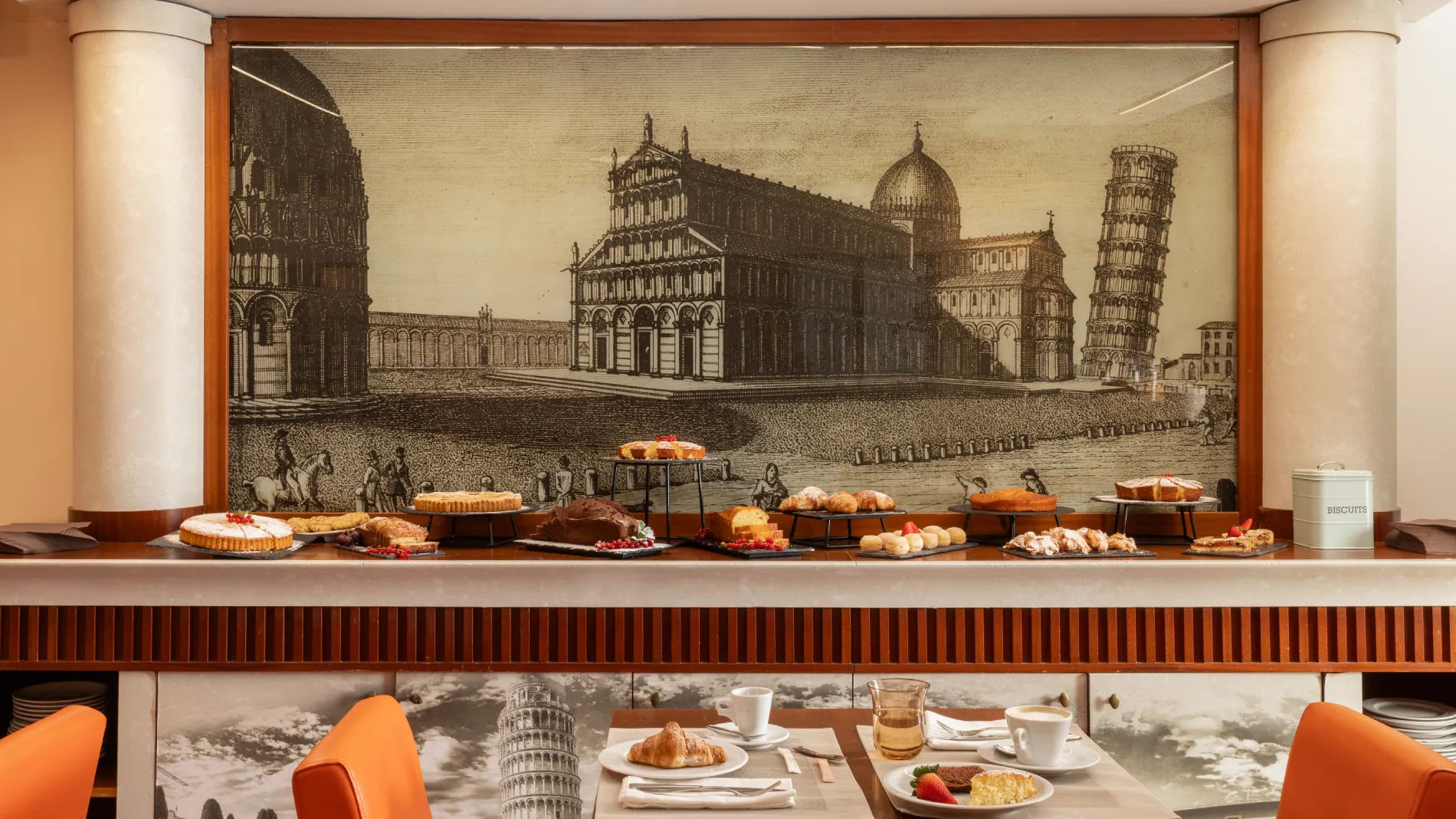 Buffet colazione con dolci freschi e specialità locali davanti a vista Torre di Pisa, esperienza autentica - Hotel La Pace, BZAR hotels a Pisa