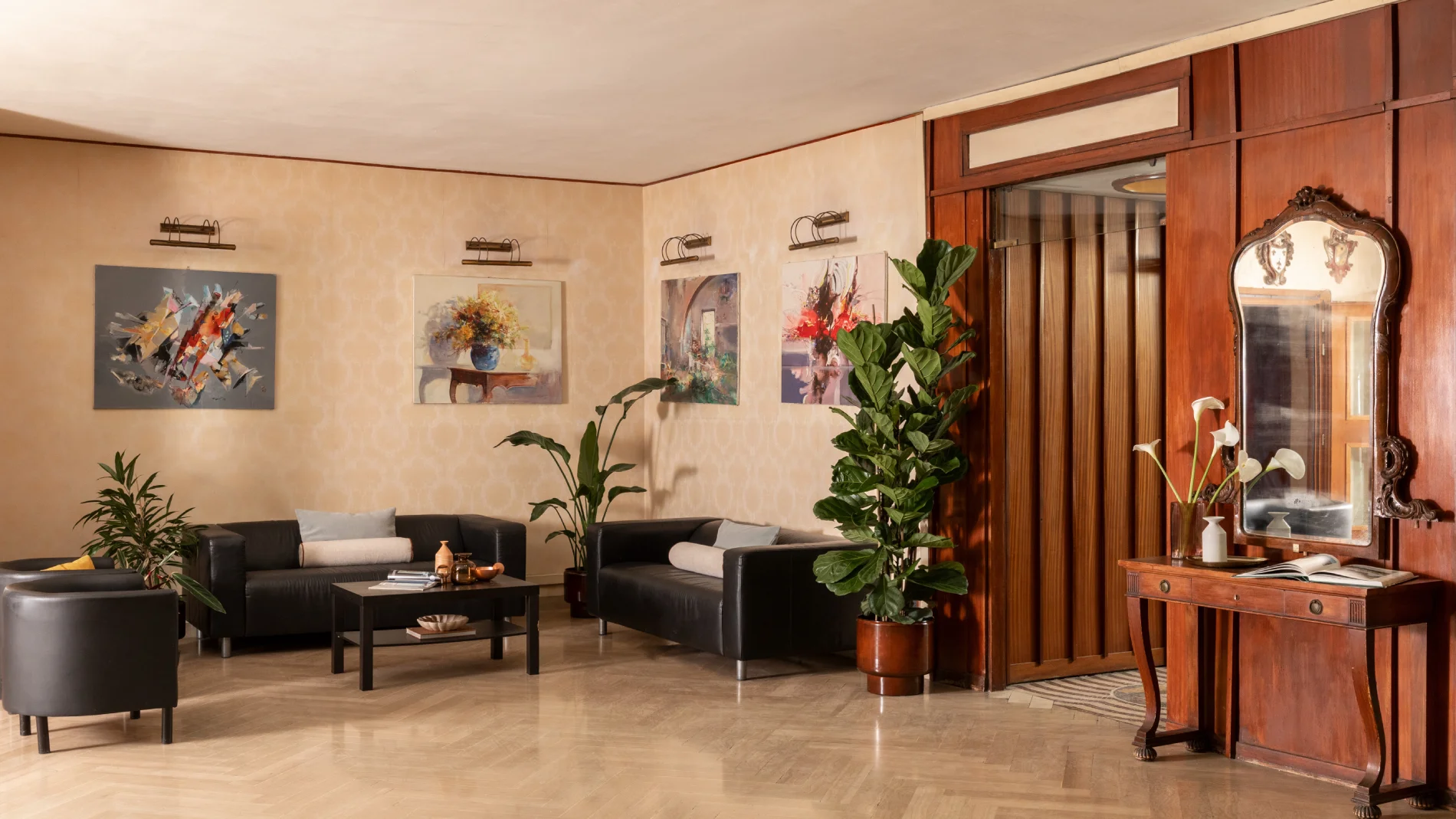 Lounge area with comfortable sofas, artwork and relaxation corner for guests staying in Pisa near historic center - Hotel La Pace, BZAR hotels in Pisa