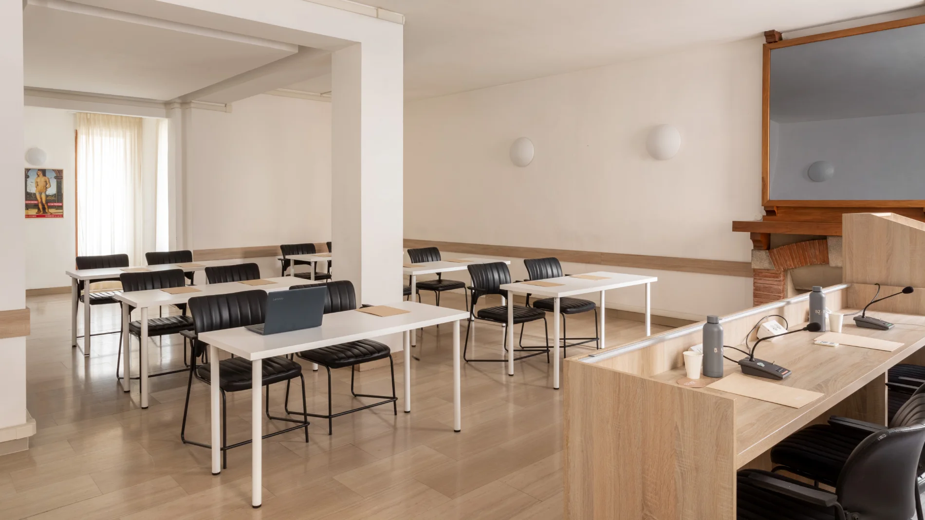 Sala meeting attrezzata con tavoli e sedute moderne, perfetta per eventi business e riunioni a Pisa - Hotel La Pace, BZAR hotels a Pisa