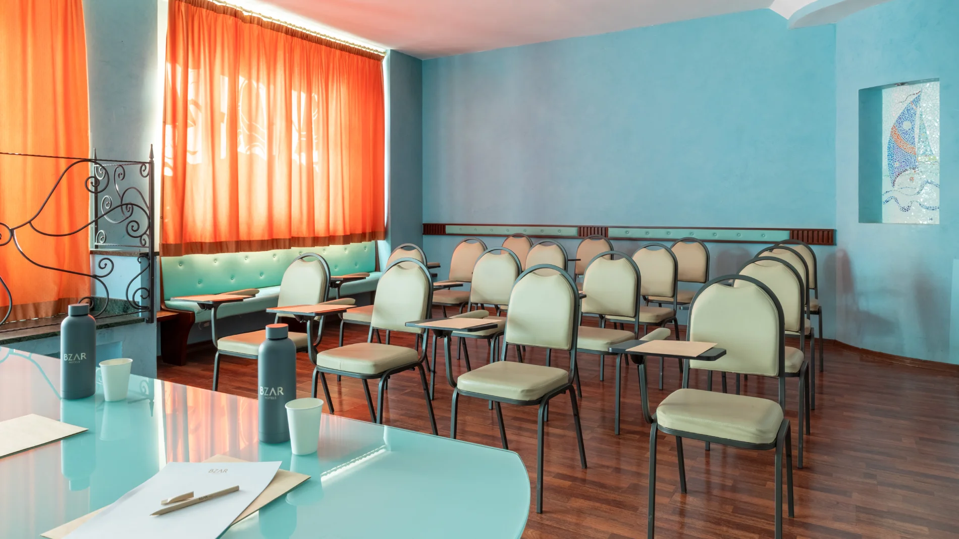 Sala conferenze con sedute a platea e luce naturale, spazio ideale per eventi e meeting aziendali a Pisa - Hotel La Pace, BZAR hotels a Pisa