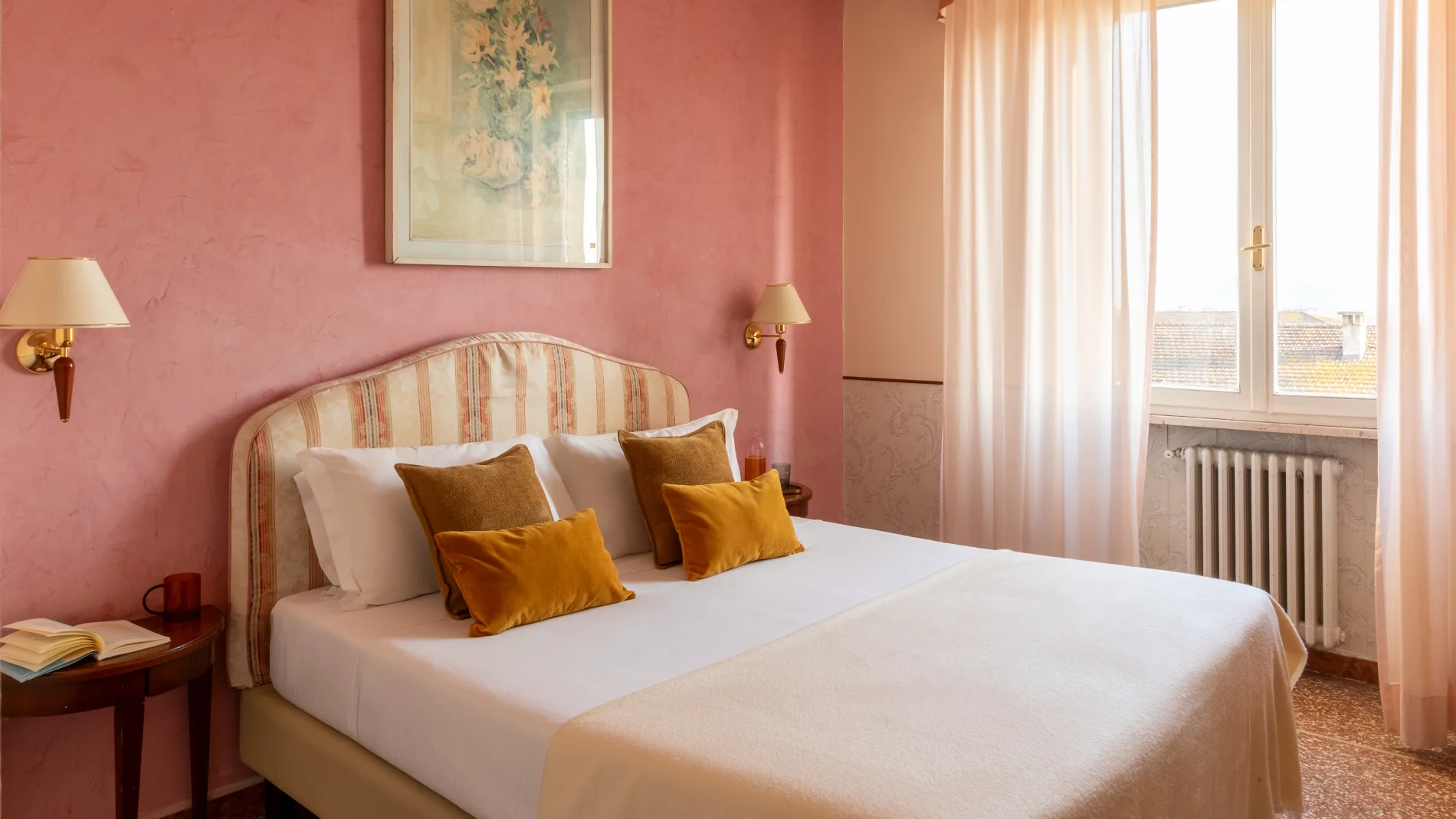 Camera matrimoniale moderna con scrivania e luce naturale, perfetta per soggiorni business e leisure a Pisa - Hotel La Pace, BZAR hotels a Pisa