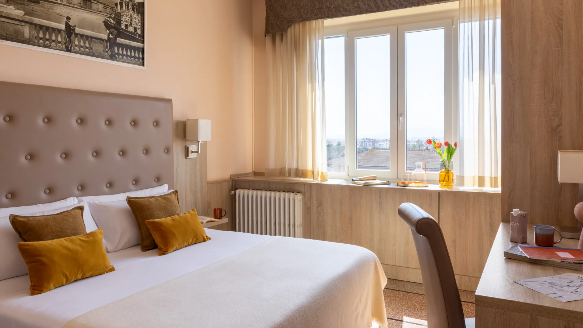 Camera matrimoniale con arredi eleganti e finestra luminosa, ideale per soggiorni confortevoli a Pisa - Hotel La Pace, BZAR hotels a Pisa