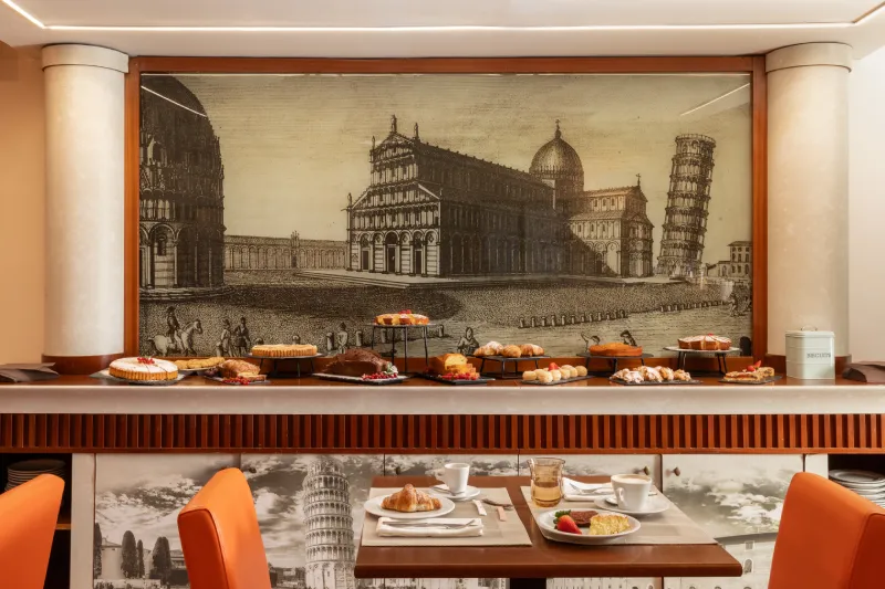 Buffet colazione con dolci freschi e decorazioni Torre di Pisa, esperienza autentica nel centro città - Hotel La Pace, BZAR hotels a Pisa
