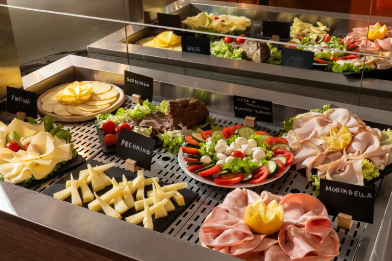 Buffet salato con formaggi, salumi e verdure fresche, colazione completa in hotel a Pisa vicino stazione - Hotel La Pace, BZAR hotels a Pisa
