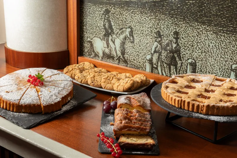 Selezione di dolci artigianali e biscotti freschi, colazione tipica italiana in hotel a Pisa - Hotel La Pace, BZAR hotels a Pisa