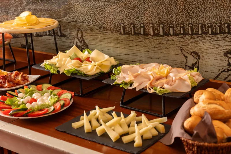 Selezione di affettati e formaggi con pane fresco, colazione ricca e varia in hotel a Pisa - Hotel La Pace, BZAR hotels a Pisa