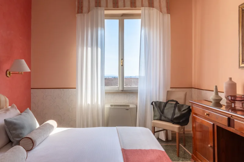 Camera family con zona scrivania, armadio e vista esterna, perfetta per soggiorni lunghi in hotel a Pisa - Hotel La Pace, BZAR hotels a Pisa