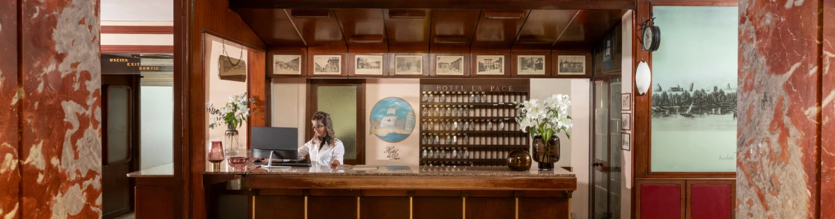 Hotel reception with check-in desk and welcoming atmosphere, front desk service in central Pisa - Hotel La Pace, BZAR hotels in Pisa