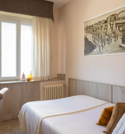 Single room with comfortable bed and natural light, ideal solution for business trips or short stays in Pisa - Hotel La Pace, BZAR hotels in Pisa