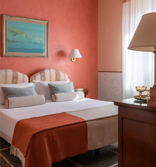 Bright superior room with spacious bed and outside view, ideal comfort for leisure and business stays in Pisa - Hotel La Pace, BZAR hotels in Pisa