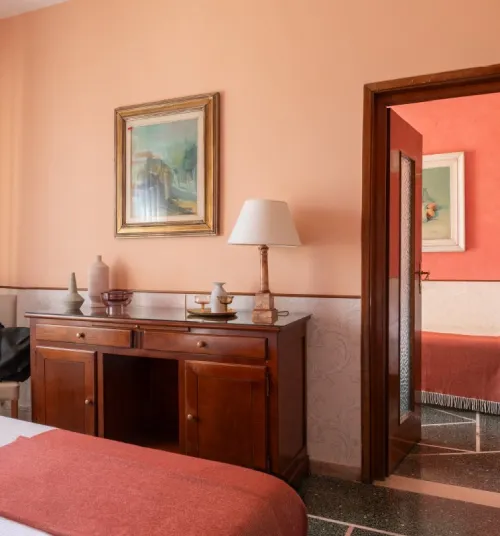 Spacious family room with double bed and warm decor, ideal for families staying in Pisa - Hotel La Pace, BZAR hotels in Pisa
