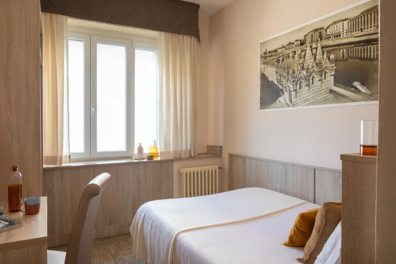 Camera singola con letto e finestra luminosa, ambiente accogliente per soggiorni business a Pisa - Hotel La Pace, BZAR hotels a Pisa