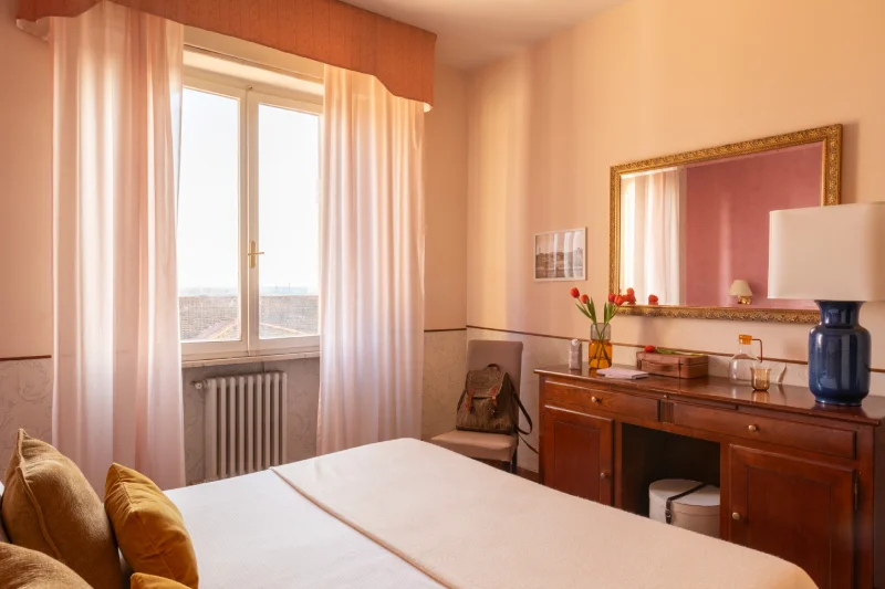 Camera standard con letto matrimoniale e ampia finestra luminosa, ideale per soggiorni rilassanti a Pisa - Hotel La Pace, BZAR hotels a Pisa