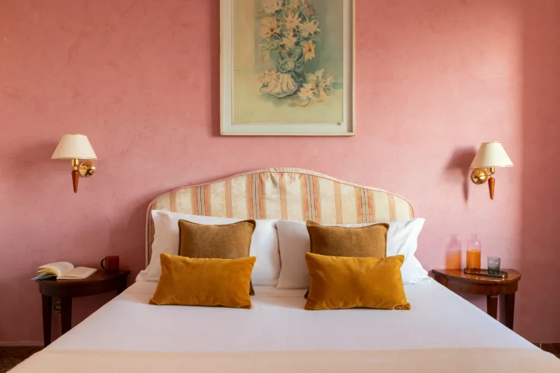 Elegant double room with padded headboard and artistic decor, ideal for comfortable stays in Pisa - Hotel La Pace, BZAR hotels in Pisa