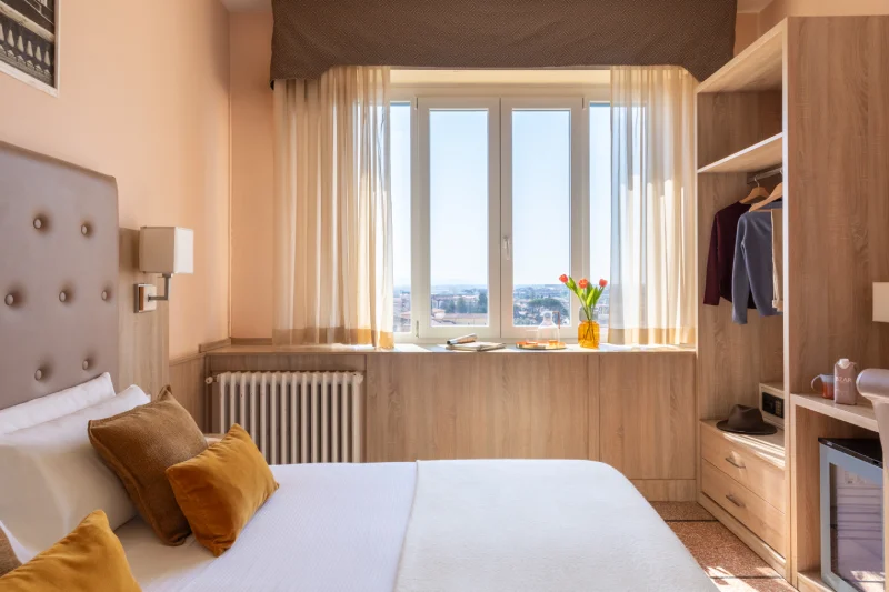  Camera superior luminosa con letto matrimoniale e finestra panoramica, atmosfera accogliente per soggiorni a Pisa - Hotel La Pace, BZAR hotels a Pisa