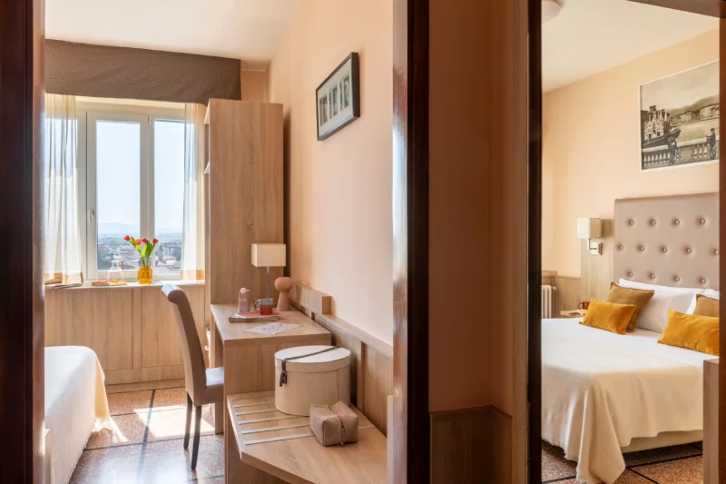Camera superior elegante con zona ingresso e arredi moderni, soluzione ideale per soggiorni business e leisure a Pisa - Hotel La Pace, BZAR hotels a Pisa