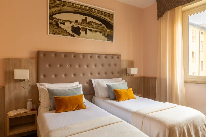 Camera twin con letti singoli e arredi moderni, soluzione ideale per amici o colleghi in soggiorno a Pisa - Hotel La Pace, BZAR hotels a Pisa